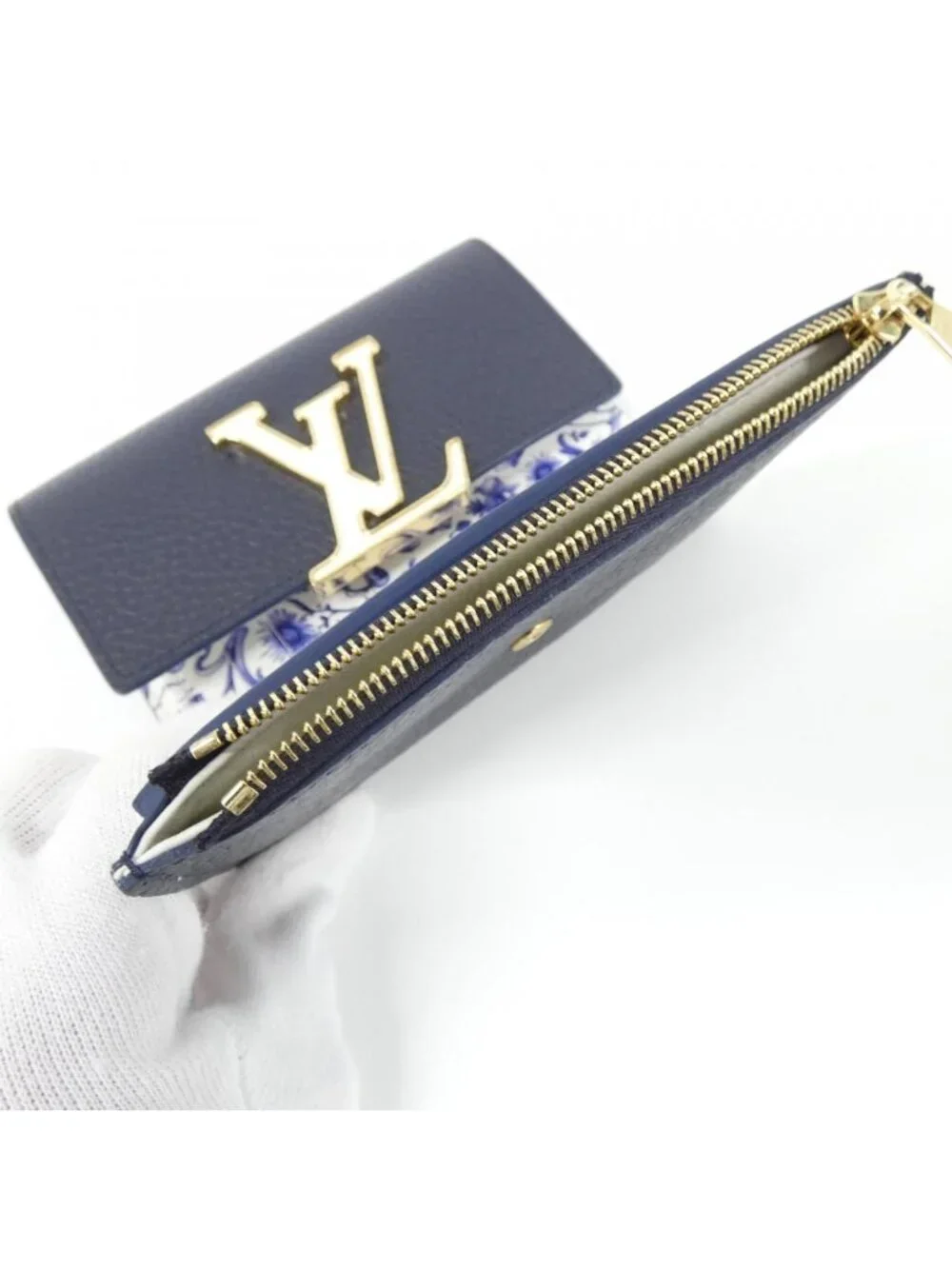 Louis Vuitton Taurillon Portefeuille Capucines Compact Wallet